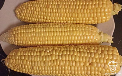 Очищаем початки от листьев. 