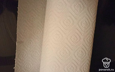 Берем бумажные полотенца или салфетки.