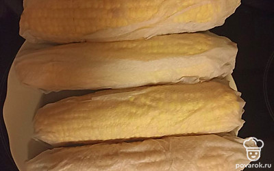 Заворачиваем початки в полотенце, смачиваем водой. Отправляем в микроволновку на 5 минут при максимальной мощности. 