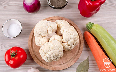 Подготовьте необходимые ингредиенты. Овощи помойте, Лук, чеснок и морковь почистите.