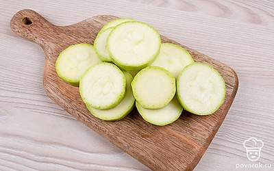 Перец разрежьте пополам и удалите семена, мякоть нарежьте небольшими кусочками. Кабачок кружочками, цветную капусту разберите на соцветия. Морковь на кружочки. Помидоры кусочками.