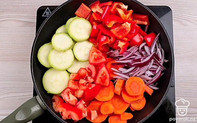 Поставьте сковороду на огонь, добавьте масло и как разогреется добавьте овощи. Тушите примерно 10-15 минут