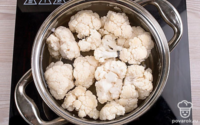 Налейте в кастрюлю воды и поставьте на огонь. Как закипит добавьте соцветия и варите до готовности. Достаньте и откиньте на дуршлаг.