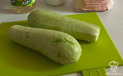 Подготовим необходимые ингредиенты. Кабачки очистим и помоем.