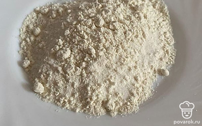 Муку смешаем с солью в тарелке.