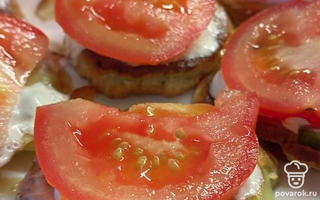 Кабачки в кляре с чесночным соусом и помидором — Рецепт с фото