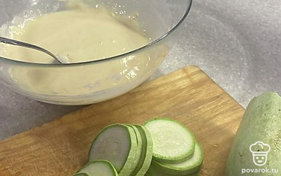 Нарезаем кабачок и готовим кляр, смешав в глубокой посуде яйца, муку, несколько ложек сметаны и специи (консистенция должна получиться густая).