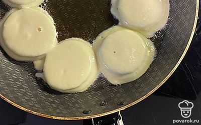 Обмакиваем кабачки в кляр и кладём на хорошо разогретую сковороду. Жарим на среднем огне.