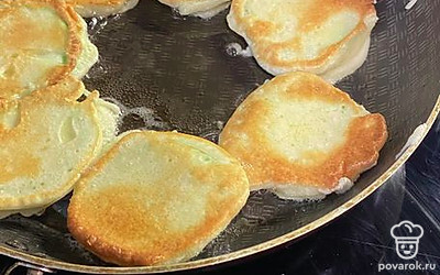 Когда снизу образуется румяная корочка, осторожно переворачиваем и дожариваем другую сторону.