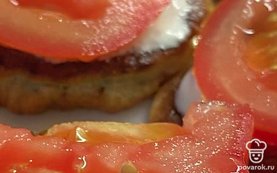 Сверху выкладываем ломтика помидора.