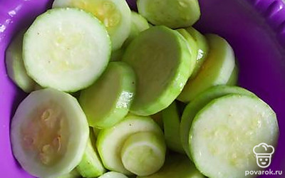 Выкладываем туда кабачки, перемешиваем и оставляем мариноваться 30 минут.