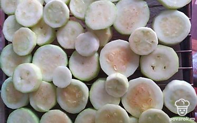 Выкладываем на решетку от духовки и отправляем запекаться при 180 градусах 30-40 минут. Дети так все быстро съели, что я еле успела сфотографировать остатки.