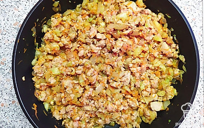 Мякоть кабачка и лук мелко нарезаем, морковь натираем на крупной терке. На сковороде с растительным маслом обжариваем лук с морковью 3 минуты, добавляем нарезанный кабачок и жарим еще 5 минут. Выкладываем к овощам фарш и жарим еще 5 минут. Начинка готова!