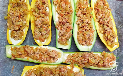 Кабачки наполняем фаршем с овощами и выпекаем 35 минут при температуре 180 градусов.