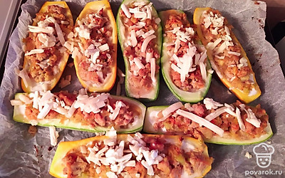 Выкладываем сверху на лодочки из кабачков натертый сыр и выпекаем еще 10 минут до золотистой корочки. Готово!