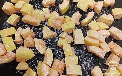 Противень или же сковородку смазать маслом и выложить туда кабачки. Выпекать при 180 градусах минут 30.