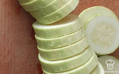 Кабачок нарежьте кружочками.
