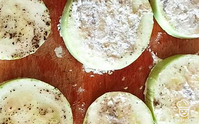 Обмакните с двух сторон в муку и обжарьте.