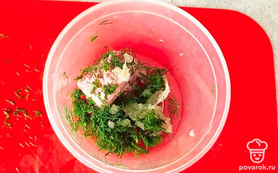 Паштет смешайте с зеленью и чесноком.