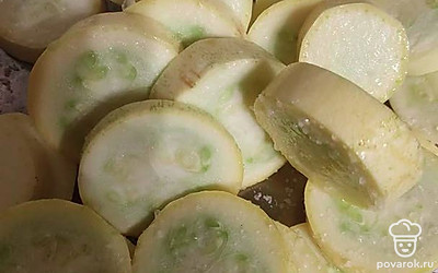 Помыть кабачок и порезать колечками. 
