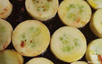 Посолить и обвалять в муке, обжарить на разогретом масле.