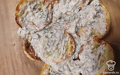 Обмазать соусом обжаренные кольца кабачков. 