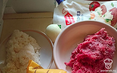 Приготовить ингредиенты. Овощи вымыть, почистить. Рис слегка не доварить.