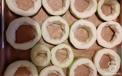 Кабачок нарезать колечками, семена убрать.