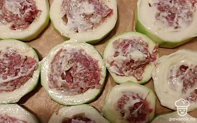 Серединку каждого колечка заполнить фаршем, намазать майонезом. Кто любит с чесноком, можно добавить в майонез чеснок.