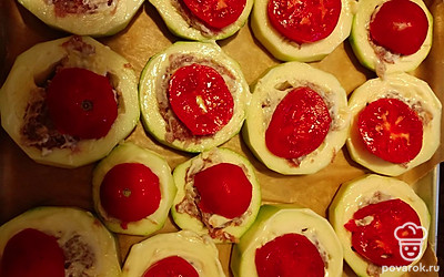 На каждый кабачок положить помидорную дольку.