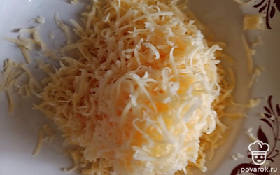 Поставить в разогретую до 180 градусов духовку на 30 минут. Затем посыпать сыром и еще на минут 5 оставить в духовке. Сочные кабачки готовы!