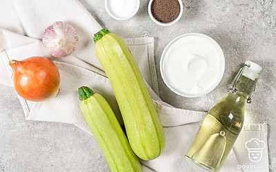 Вымойте кабачки. Снимите с чеснока шелуху.