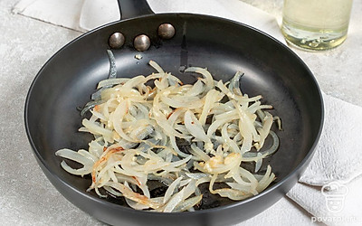 Нарежьте кабачки тонкими ломтиками или кубиками, лук нарежьте соломкой, а чеснок мелко порубите. Разогрейте растительное масло в сковороде и обжарьте лук и чеснок до золотистого цвета.