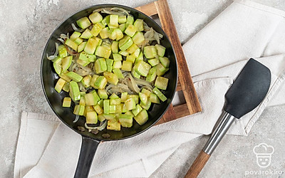 Добавьте в сковороду кабачки и тушите на среднем огне, периодически помешивая, в течение 10-15 минут, пока они не станут мягкими.