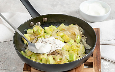 Добавьте в сковороду сметану, соль и перец по вкусу и перемешайте. Продолжайте готовить кабачки на среднем огне, пока соус не загустеет.