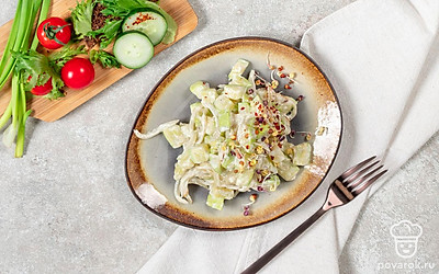 Посыпьте тушеные кабачки в сметане свежей зеленью и подавайте с овощами. 