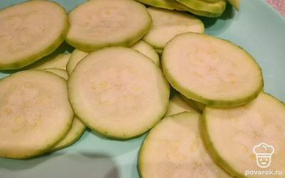 Порежьте кабачок колечками.