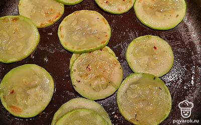 Обжарьте с одной стороны на смазанной маслом сковороде.