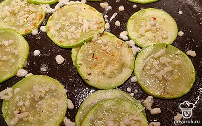 Переверните колечки и посыпьте сыром, чесноком с приправой.