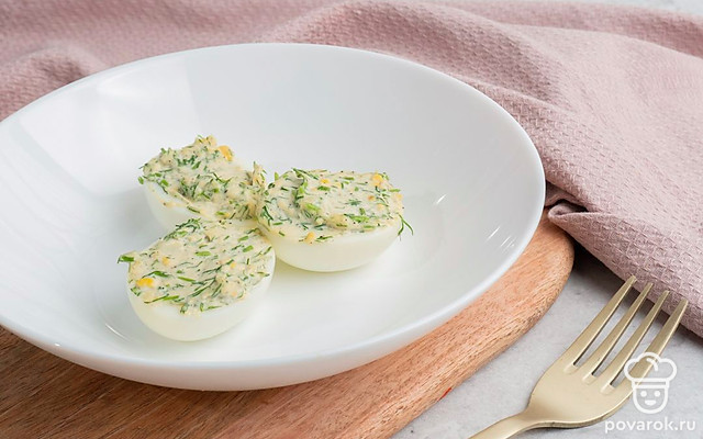 Яйца, фаршированные чесноком и укропом — Рецепт с фото
