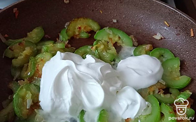 Выложить сметану и потомить еще пару минут.