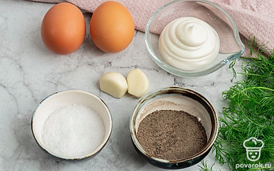 Подготовьте все ингредиенты. Заранее отварите яйца, промойте укроп и очистите чеснок.