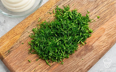 Мелко нарежьте свежий укроп.