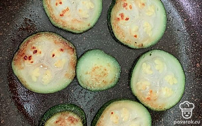 Кабачок нарезать кружками. Выложить на хорошо разогретую сковороду, слегка обжарить с обеих сторон.