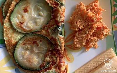 Подавать люблю с овощным салатом. У меня сегодня морковный, с чесноком и майонезом.