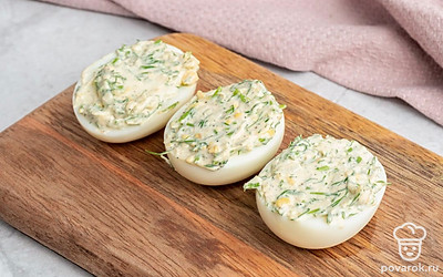 Полученную смесь выложите в готовые половинки яичного белка.