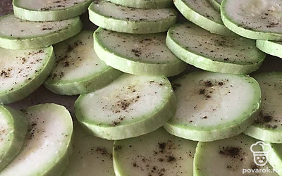 Нарезать на кружки кабачки, посыпав перцем и солью.