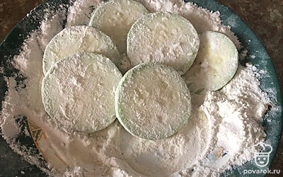 Обвалять кабачки в муке.