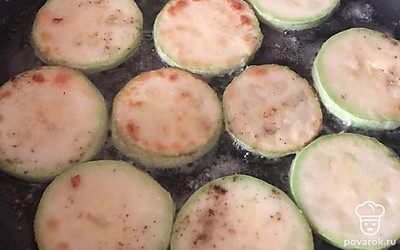 Обжарить кабачки с другой стороны.