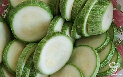 Вымыть и нарезать кружочками кабачки. 